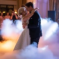 Chcete, aby byl váš první tanec opravdu výjimečný? Plazící se mlha vytvoří jemný „tanec v oblacích“, který dodá tomuto okamžiku romantickou atmosféru a nezapomenutelný vizuální zážitek.